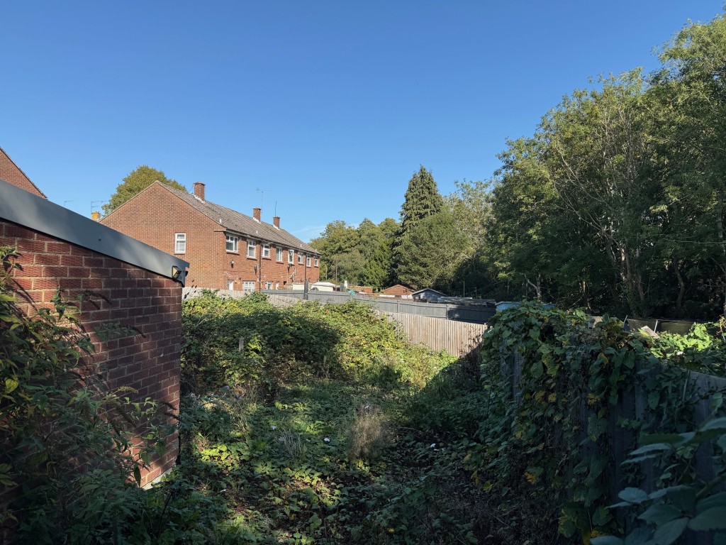 Lot: 173 - GARAGE BLOCK WITH CONSENT FOR CONSTRUCTION OF TWO HOUSES - Land to the rear of the garages